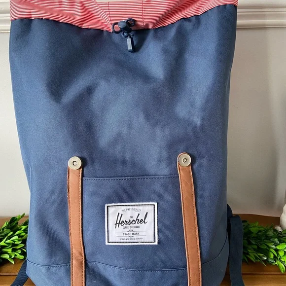 Hershel retreat back pack. 19.5L. Navy blue.